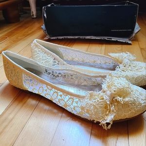 Beautiful lace ballet flats CL Laundry size 10